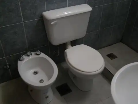 Departamento de pasillo, de 1 dormitorio mas habitacion comodin, patio.