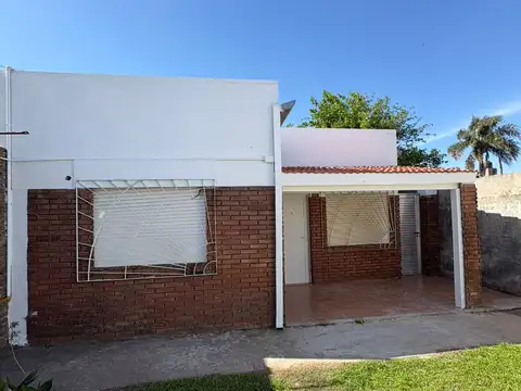Casa Interna con Entrada de Vehículo en Guadalupe Oeste - Muy Funcional