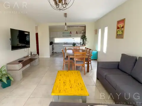 Casa 4 ambientes con 2 baños