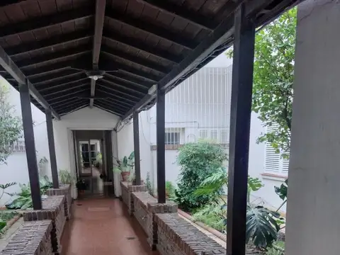 2 amb con patio y comodo entre piso de madera