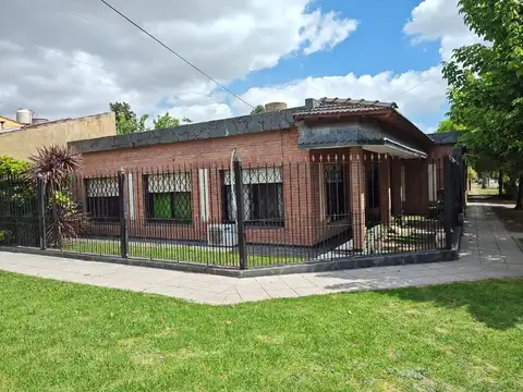 ROBUSTA Y AMPLIA CASA 5 AMB. + LOCAL COMERCIAL