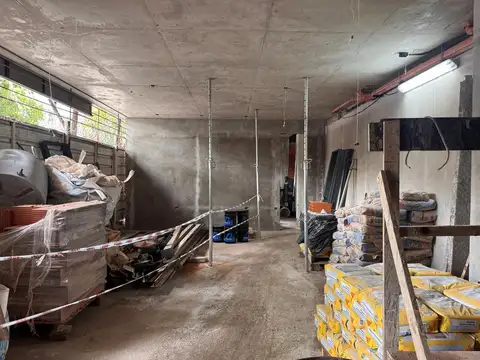 Av. J. Newbery y Roseti venta-alquiler a estrenar-  13 m lineales de vidriera