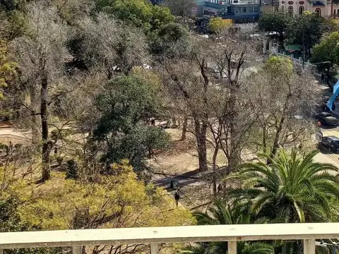 DISTINGUIDO PISO de 102 m2 de 3 ambientes con dependencias, CON INCOMPARABLE VISTA AL PARQUE RIVADAVIA MUY LUMINOSO EN EXCELENTE ESTADO