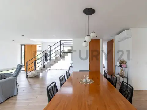 Casa en Venta con 4 cocheras