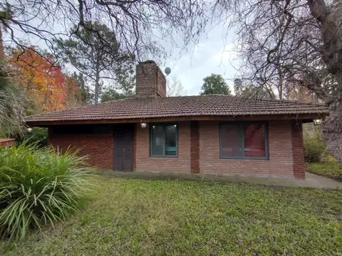 Venta. Casa dos ambientes. Mas Monoambiente. Pileta y Galpón. Lote 1.400 M2. Parque Sakura