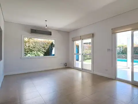 Casa 4 ambientes con 2 baños