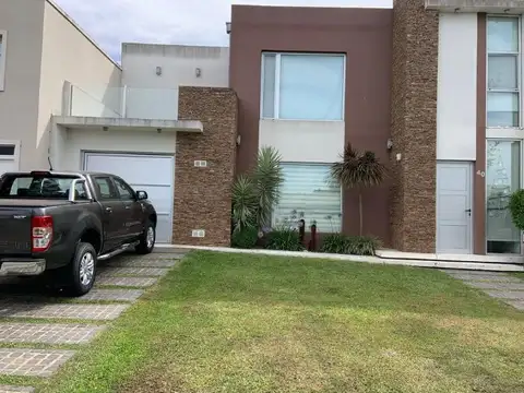 Casa de 5 Ambientes en el Barrio Hudson Chico