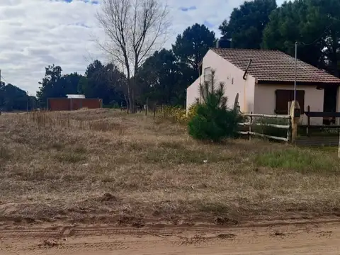 Oportunidad de amplio lote en zona en crecimiento.