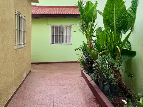Tipo Casa 3 Ambientes al Contra frente en Planta Baja con Patio y Quincho