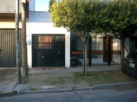 Casa amplia, cochera, local, apta crédito.