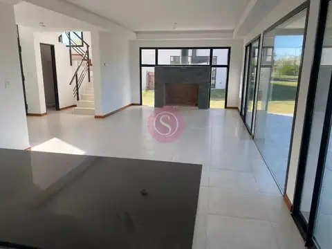Casa en Venta en El Cantón - Barrio Golf, USD 260.000