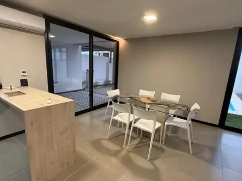 Casa en Alquiler Temporal con 2 cocheras