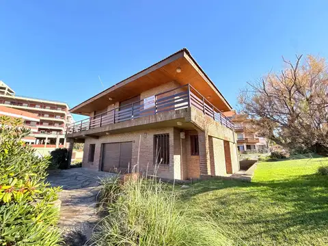Chalet en venta c/ cochera en Zona Centro