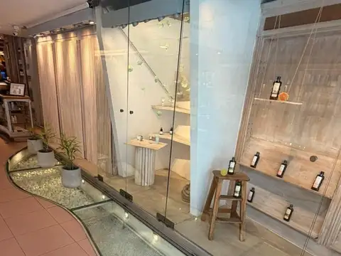 LOCAL  EN VENTA DE TRES PLANTAS EN SAN NICOLAS SOBRE AVENIDA