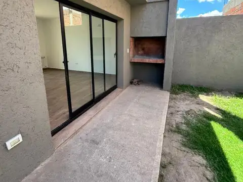 Casa en Alquiler con 1 cochera