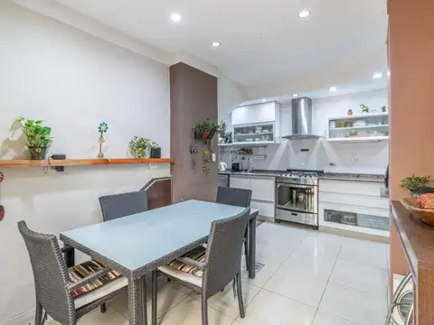 VENTA - PH TIPO CASA - TRIPLEX - 5 AMBIENTES - TERRAZA - PATIO - COCHERA - CABALLITO