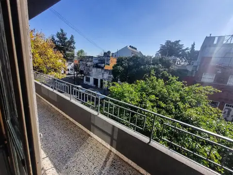 VENTA PH EN FLORESTA CON PATIO Y COCHERA