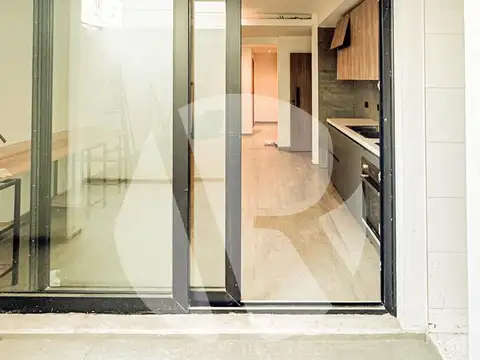 Monoambiente super luminoso, con patio y placard