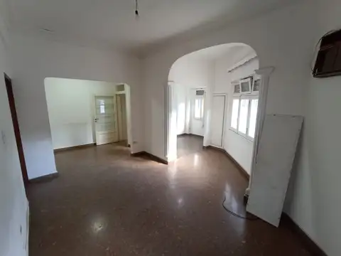 PH C/ENTRADA INDPTE., PLANTA BAJA AL FRENTE, SIN EXPENSAS, 3 AMB 1/2 C/ PATIO, EXC. UBICACIÓN A METROS DE AV. SAN MARTÍN