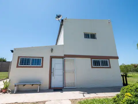 Casa hermosa con piscina y 3 cocheras en B° Caima