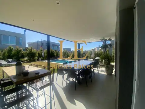 Casa en Venta con 6 cocheras