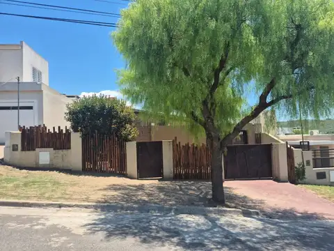 VENTA CASA ALTO DE LA CALERA 3 DORM PILETA QUINCH0