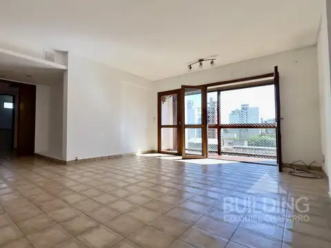 Piso de tres dormitorios y amplio balcón y cochera en venta en La Plata. Apto banco