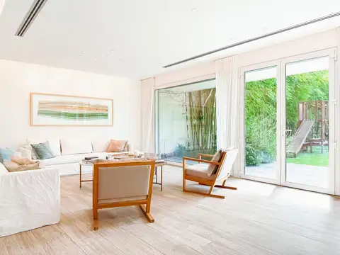 Casa en Venta, 3 Plantas, Jardín, Pileta y Cochera, Acassuso
