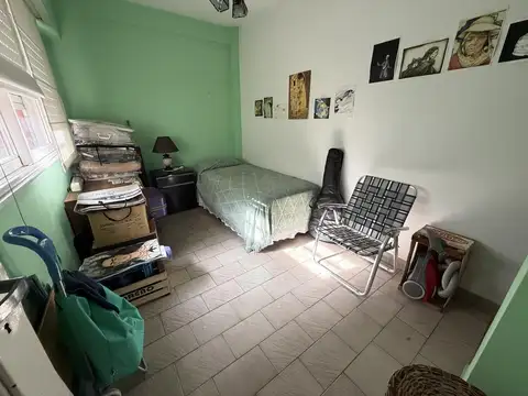 Departamento 3 ambientes con dependencia y balcón corrido en Flores.