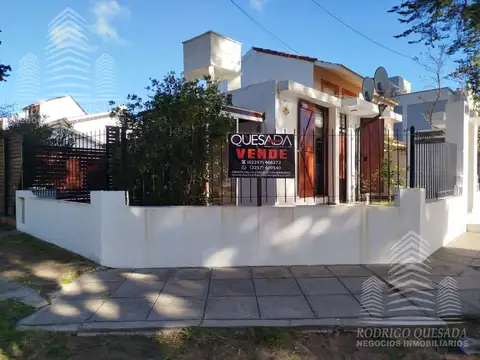 Excelente Oportunidad en Esquina: Dos Casas Independientes con Piscina y Quincho!
