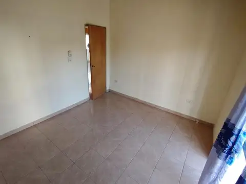 Casa en planta alta local y galpón