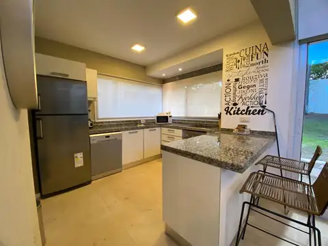 Casa 4 ambientes con 3 baños