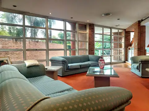 Gran Residencia. Amplio Jardín.