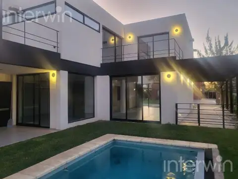 Casa en Venta - 5 ambientes - Piscina - Jardín - Cochera - Adrogue Chico