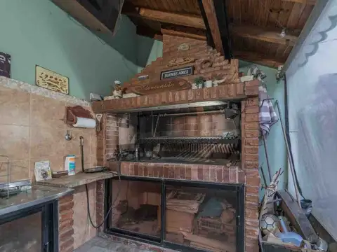 Casa 5 ambientes con 2 baños