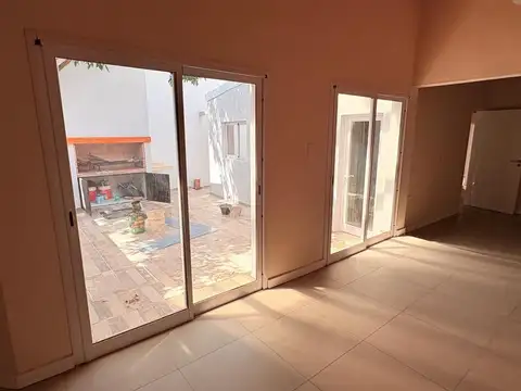 Casa 5 ambientes con 1 baño