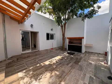 CASA EN VENTA. RECICLADA A NUEVO. EXCELENTE UBICACION