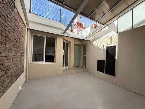 PH Refaccionado con Cochera, 2 Patios, Parrilla y Terraza Propia