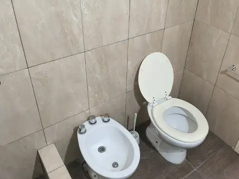 DEPARTAMENTO 2 AMBIENTES AL FRENTE CON PATIO Y SIN EXPENSAS – EXCELENTE UBICACIÓN EN WILDE CENTRO