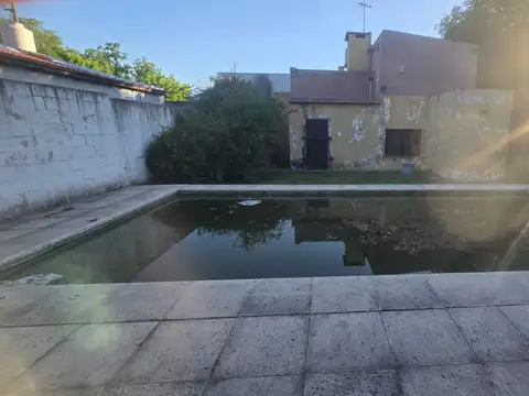 Venta de casa a reciclar con importante lote en Paso del Rey