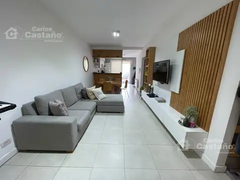 Excelente dúplex moderno y muy luminoso.