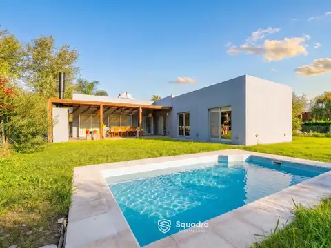 VENTA - Casa de 3 dormitorios, cochera doble y pileta - Pueblo Esther - APTO CRÉDITO.