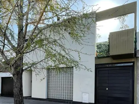 Casa 4 Ambientes en Venta - Haedo Sur