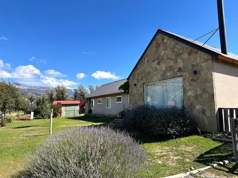 Venta casa familiar en Vega Chica a metros del colegio San Pablo – 3 dormitorios, jardín y quincho