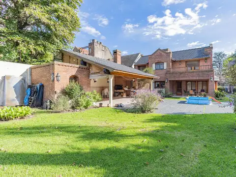 Casa en Venta con 2 cocheras