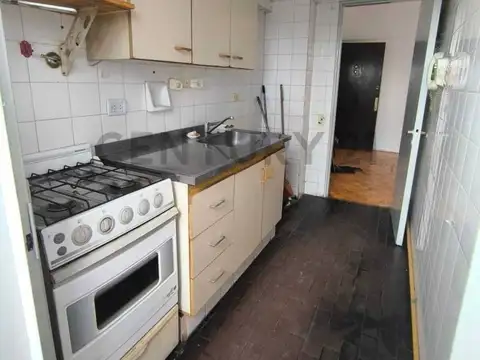 Muy buen dpto.2 amb. al frente c/balcón, muy luminoso.