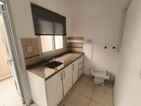 Oficina 5 ambientes con 4 baños