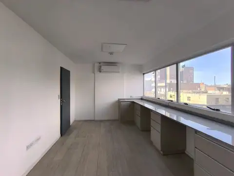 Oficina 5 ambientes con 4 baños