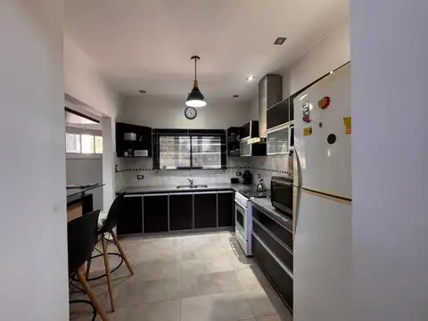 Casa en Alquiler con 3 cocheras