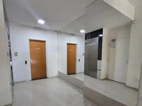 Monoambiente amplio divisible con patio + cochera – Lourdes